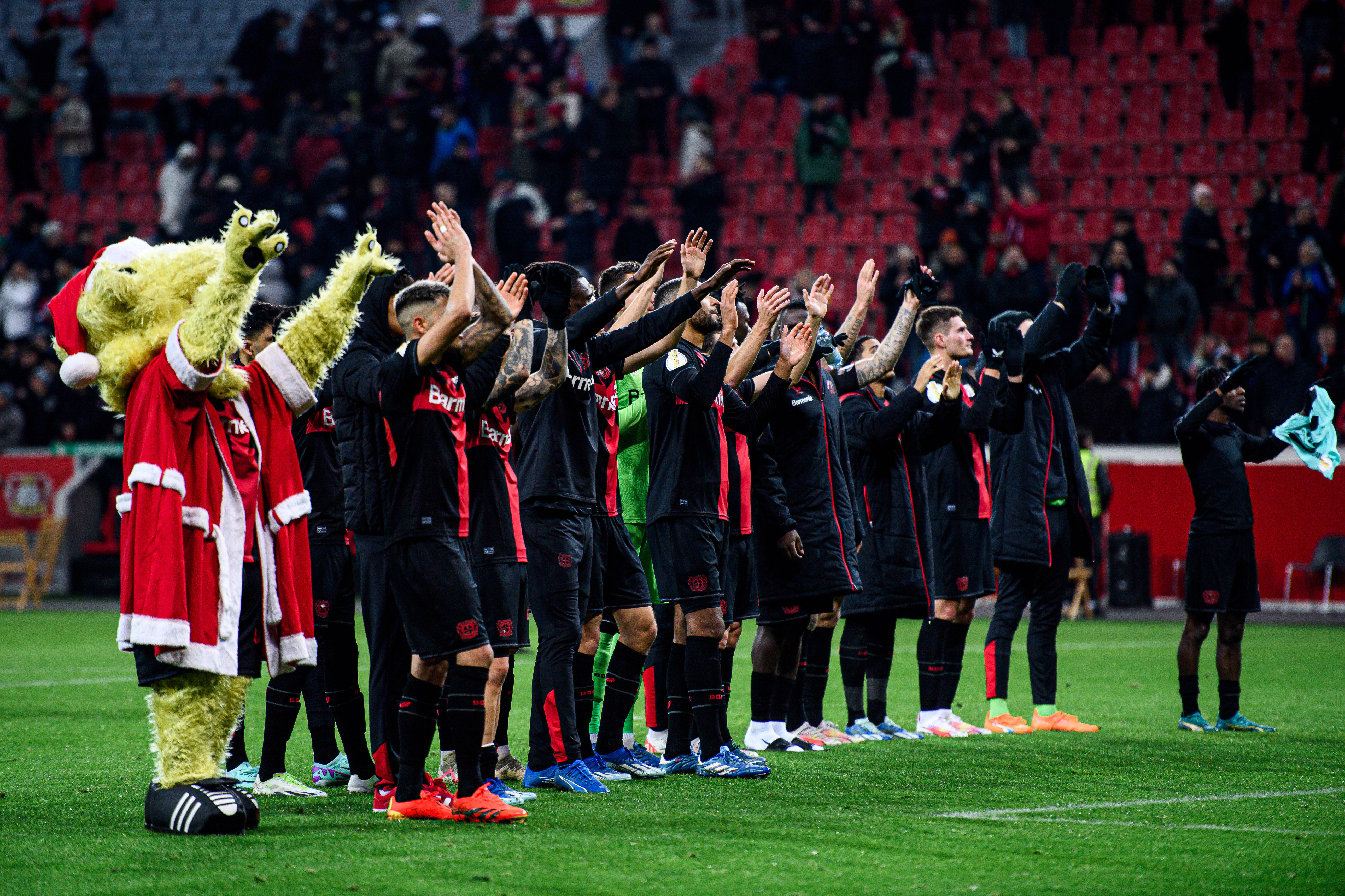 欧洲联赛豪强对决,场面火爆惊艳 欧洲联赛豪强对决,场面火爆惊艳