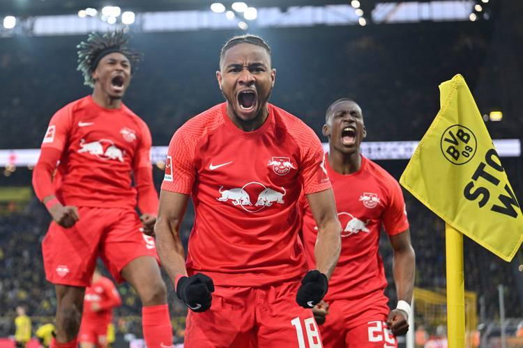 不莱梅球员状态低迷,急需调整整体实力 不莱梅球员状态低迷,急需调整整体实力