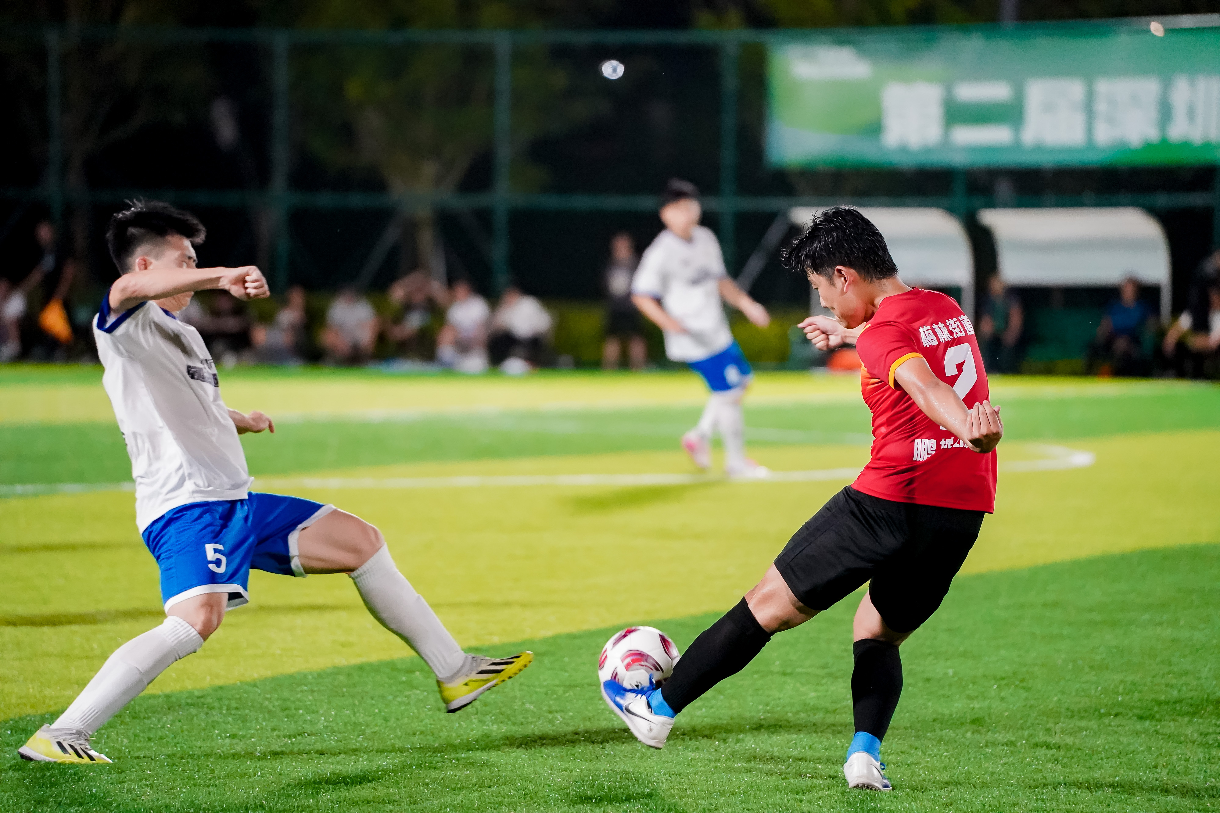 超高速足球对抗惊险上演 超高速足球对抗惊险上演