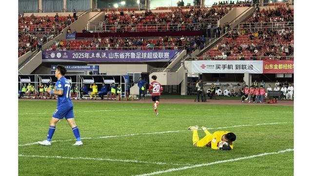 超高速足球对抗惊险上演 超高速足球对抗惊险上演