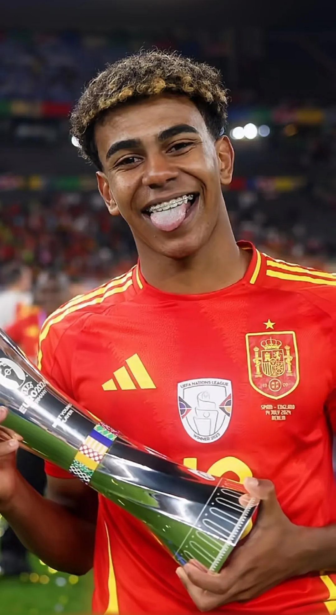 西班牙球员获得金球奖,成为焦点人物 西班牙球员获得金球奖,成为焦点人物