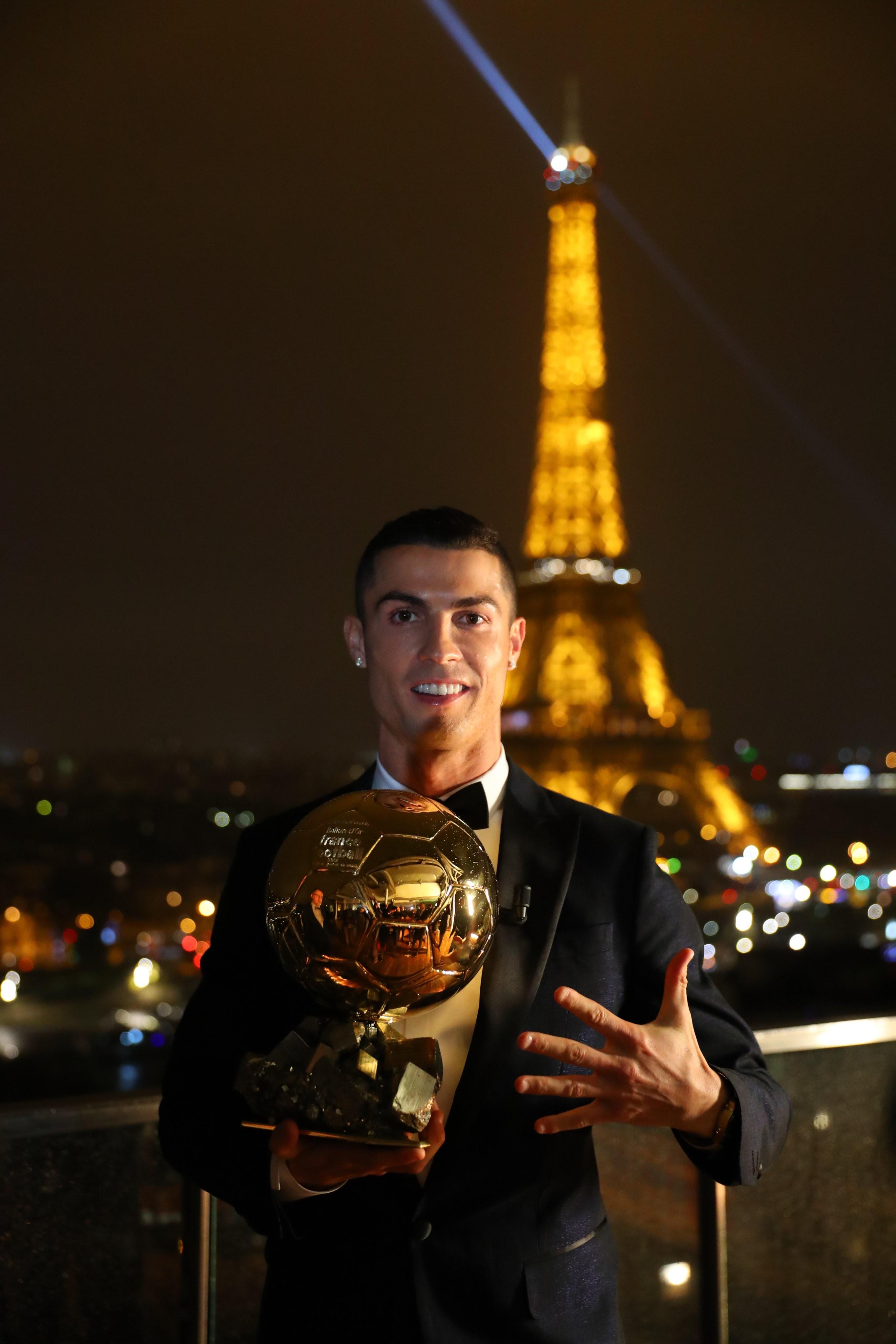 西班牙球员获得金球奖,成为焦点人物 西班牙球员获得金球奖,成为焦点人物