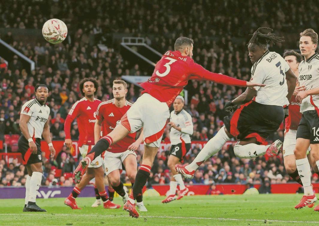 强强碰撞!激烈的足球比赛燃起观赏欲望 强强碰撞!激烈的足球比赛燃起观赏欲望