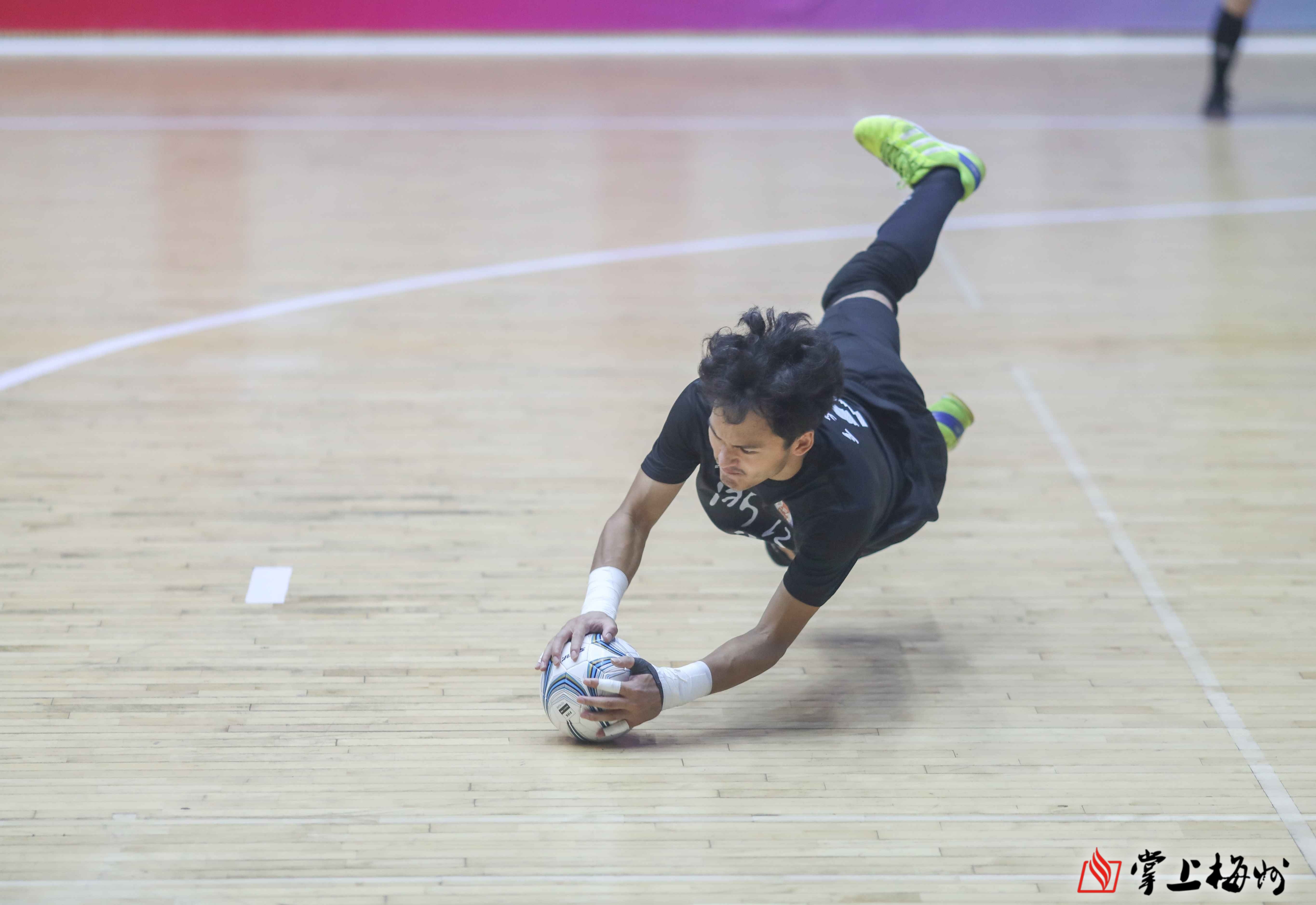 强强碰撞!激烈的足球比赛燃起观赏欲望 强强碰撞!激烈的足球比赛燃起观赏欲望